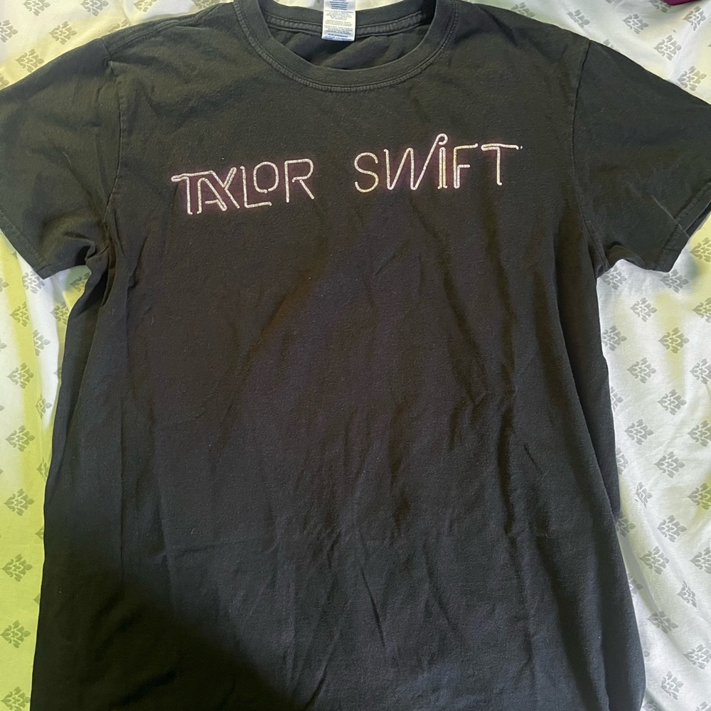 Taylor Swift 1989 World Tour Shirt Medium USED CONDITION